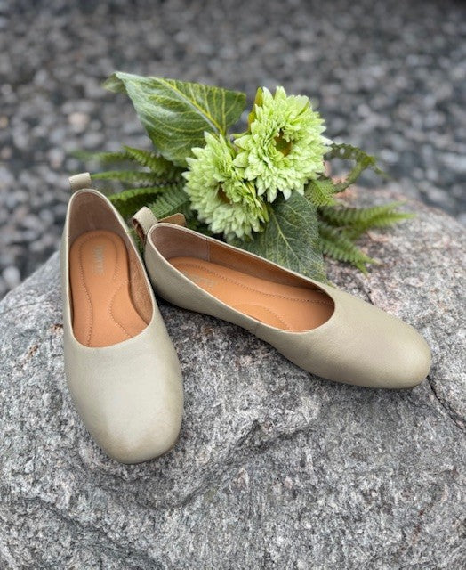 Beca Slip On